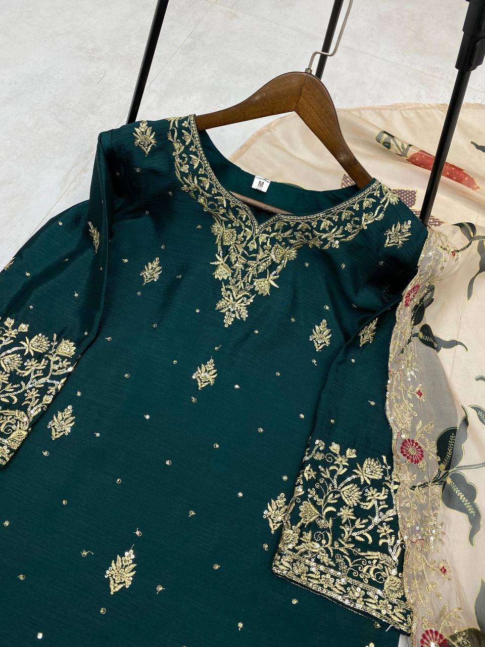 Zarbaft Hawa – Gold-woven breeze