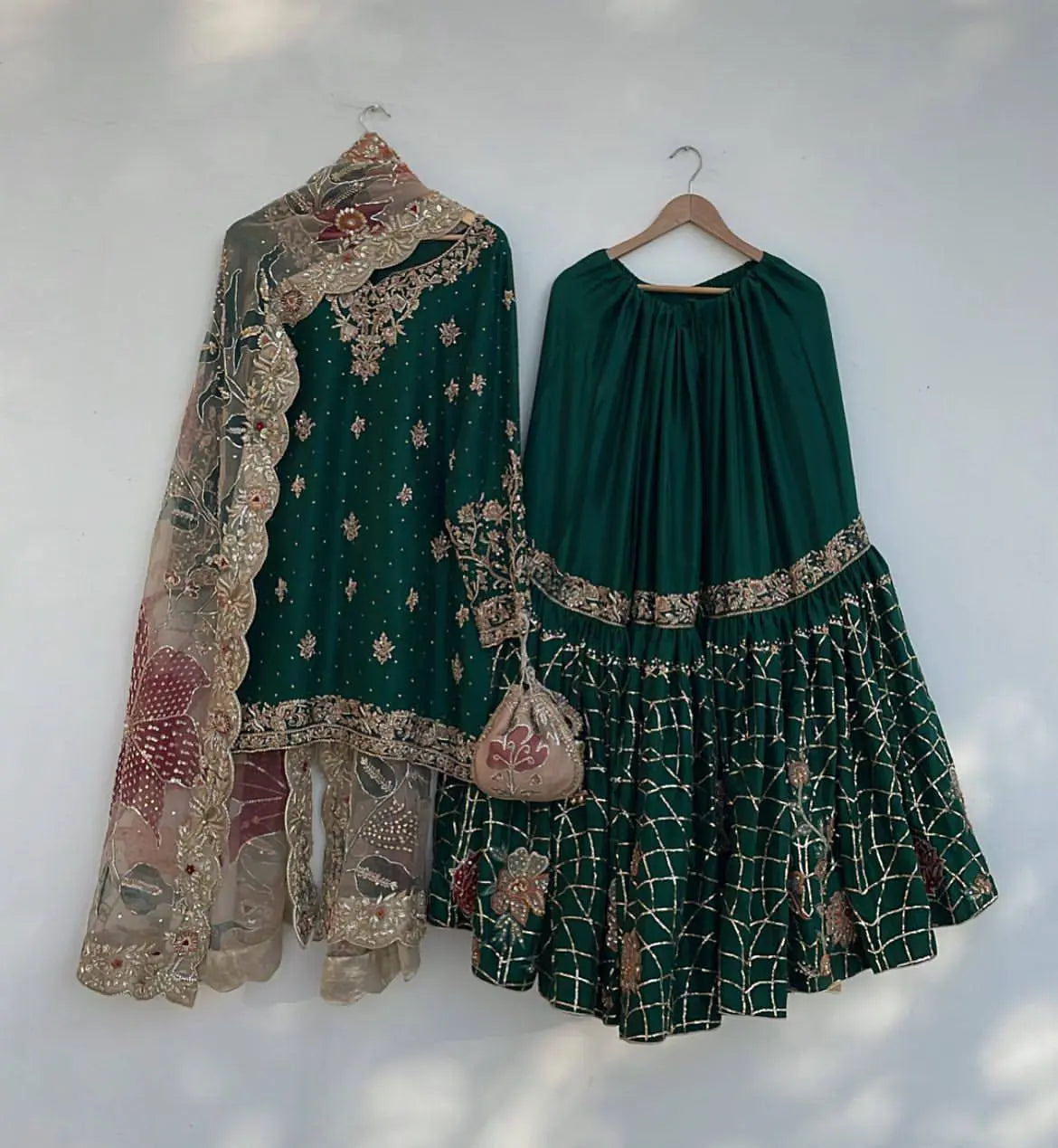 Zarbaft Hawa – Gold-woven breeze