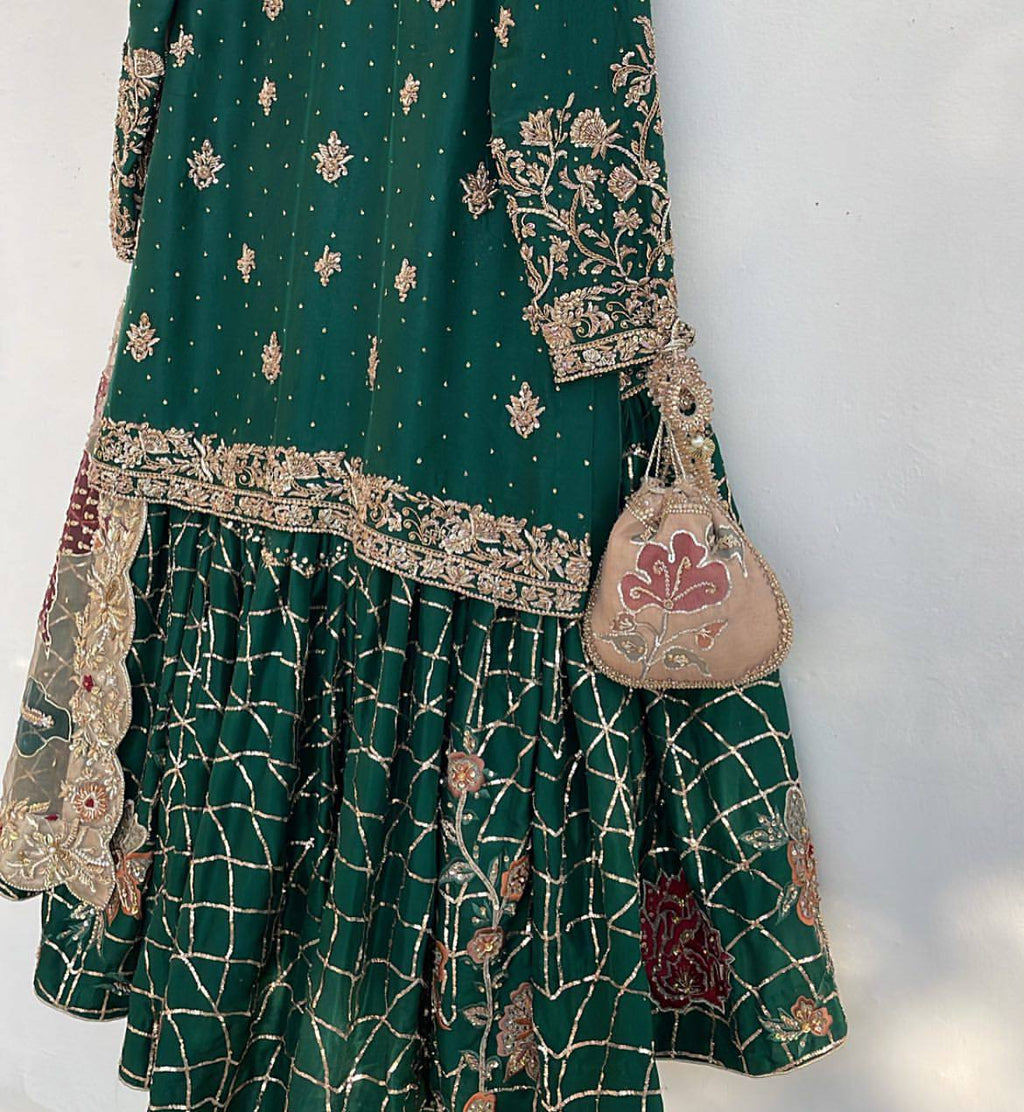Zarbaft Hawa – Gold-woven breeze
