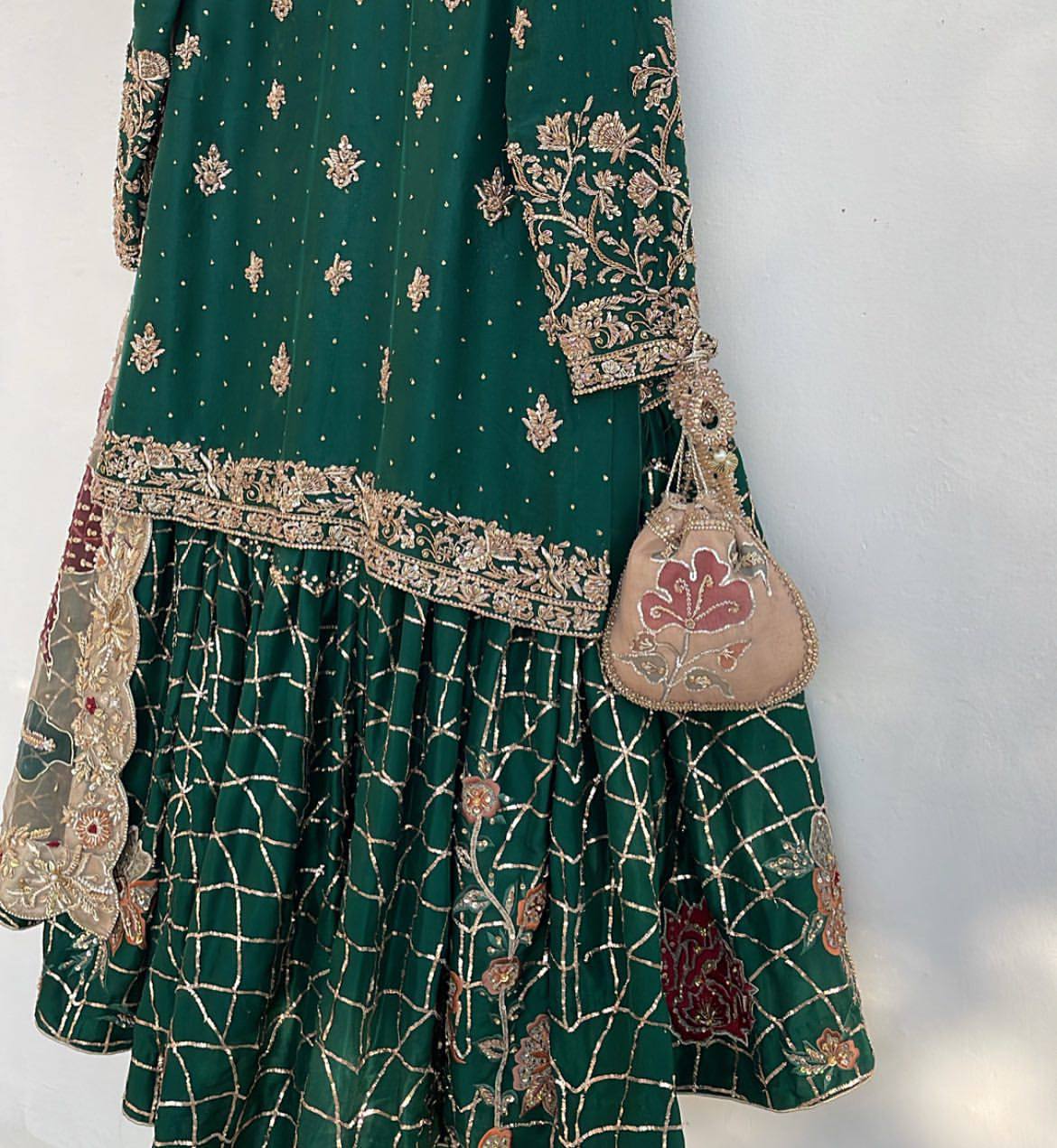 Zarbaft Hawa – Gold-woven breeze