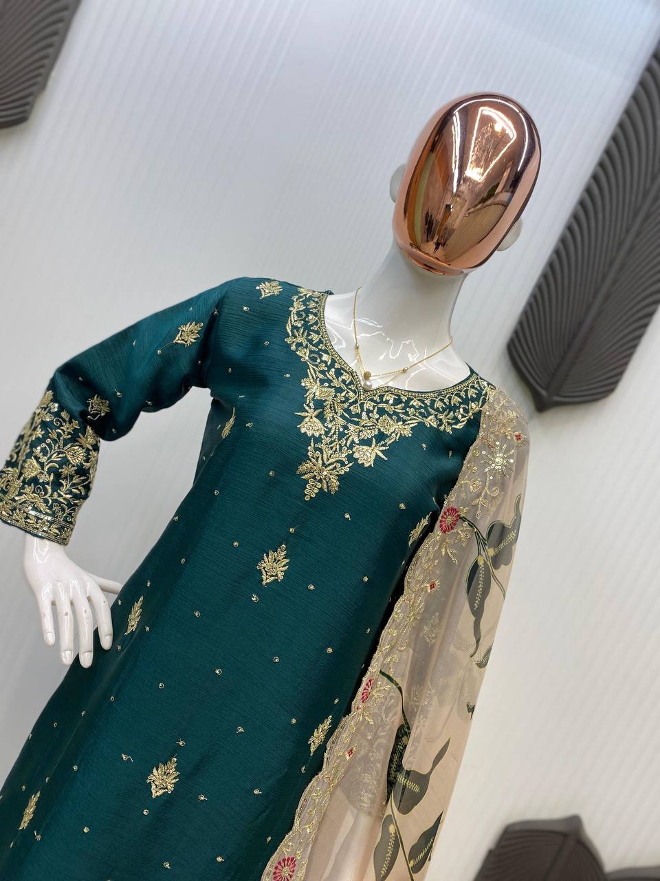 Zarbaft Hawa – Gold-woven breeze