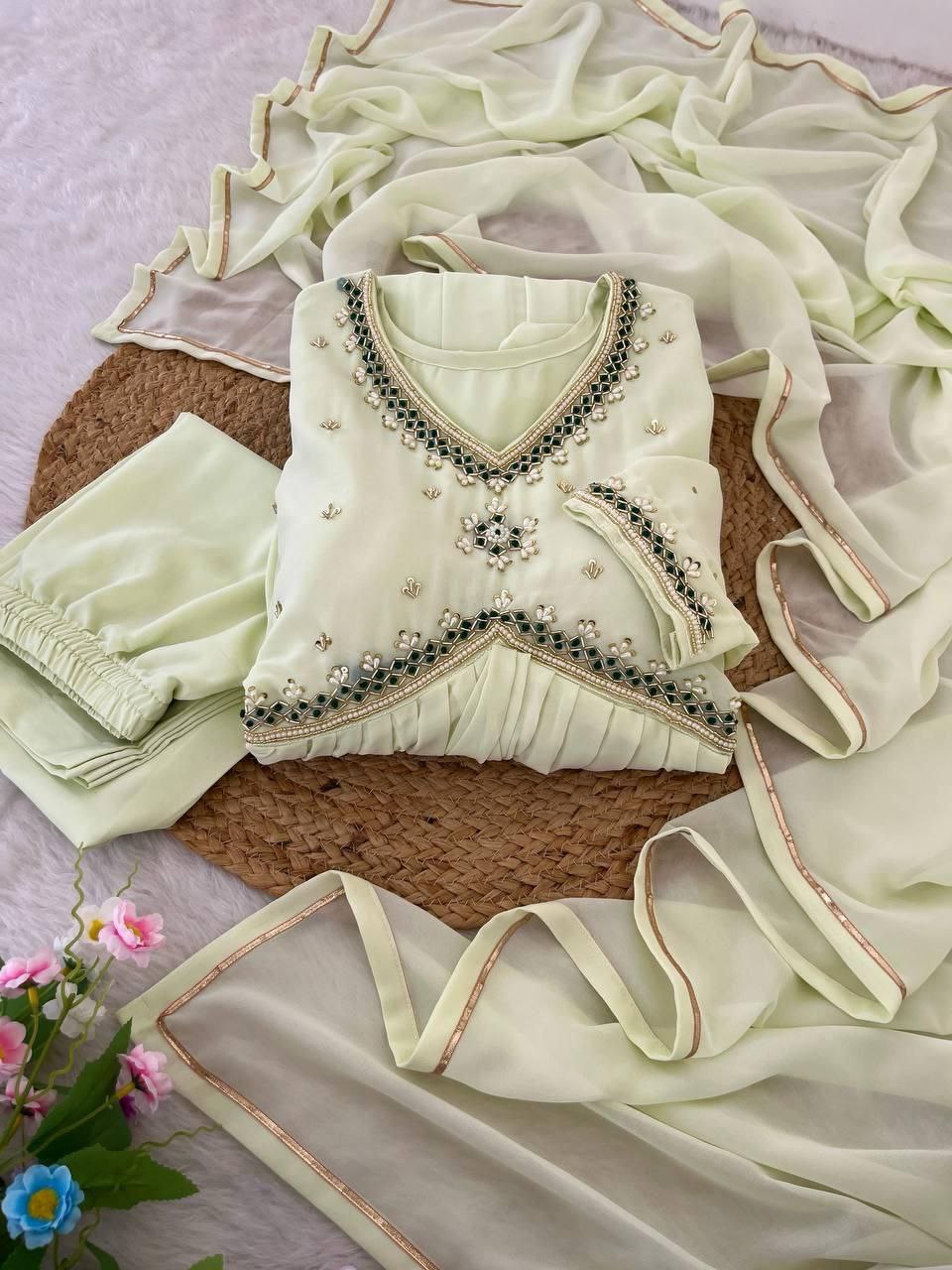 Noorain – Radiating twin shades of charm and elegance
