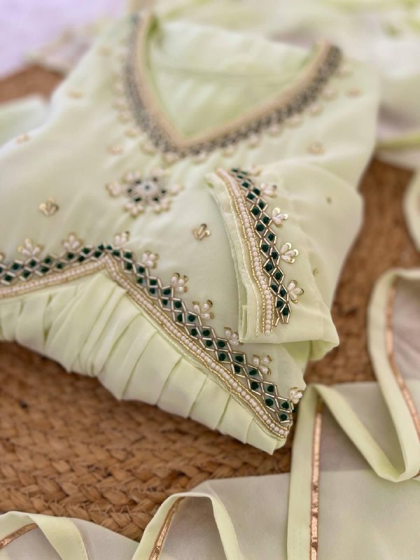 Noorain – Radiating twin shades of charm and elegance