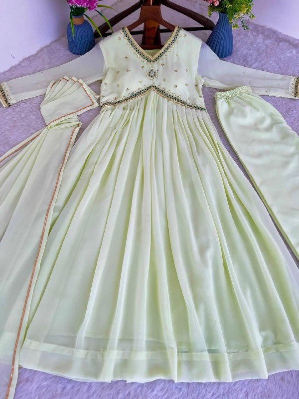 Noorain – Radiating twin shades of charm and elegance