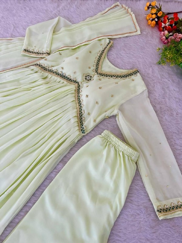 Noorain – Radiating twin shades of charm and elegance