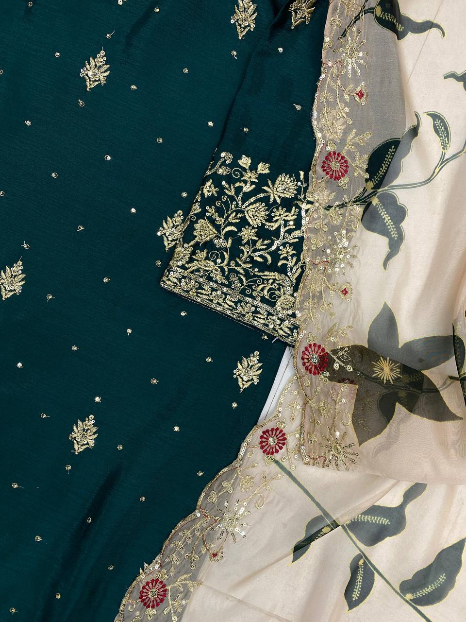 Zarbaft Hawa – Gold-woven breeze