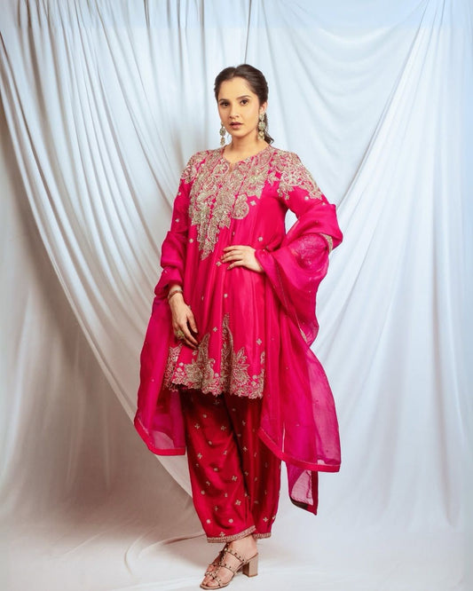 Mehr-e-Nazakat – A blend of grace and timeless embroidery