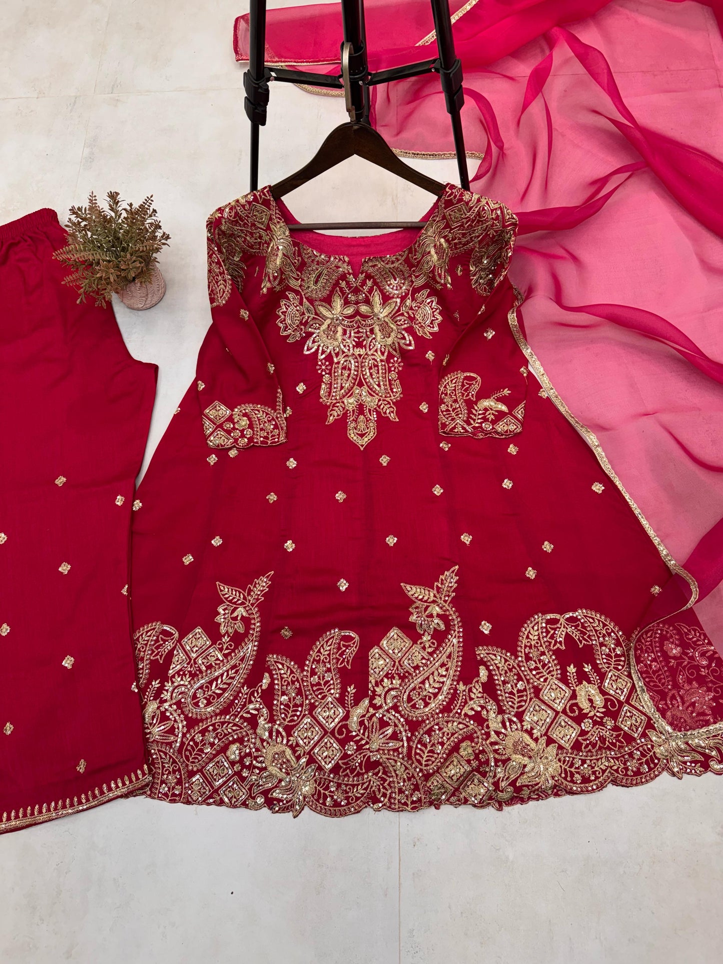 Mehr-e-Nazakat – A blend of grace and timeless embroidery