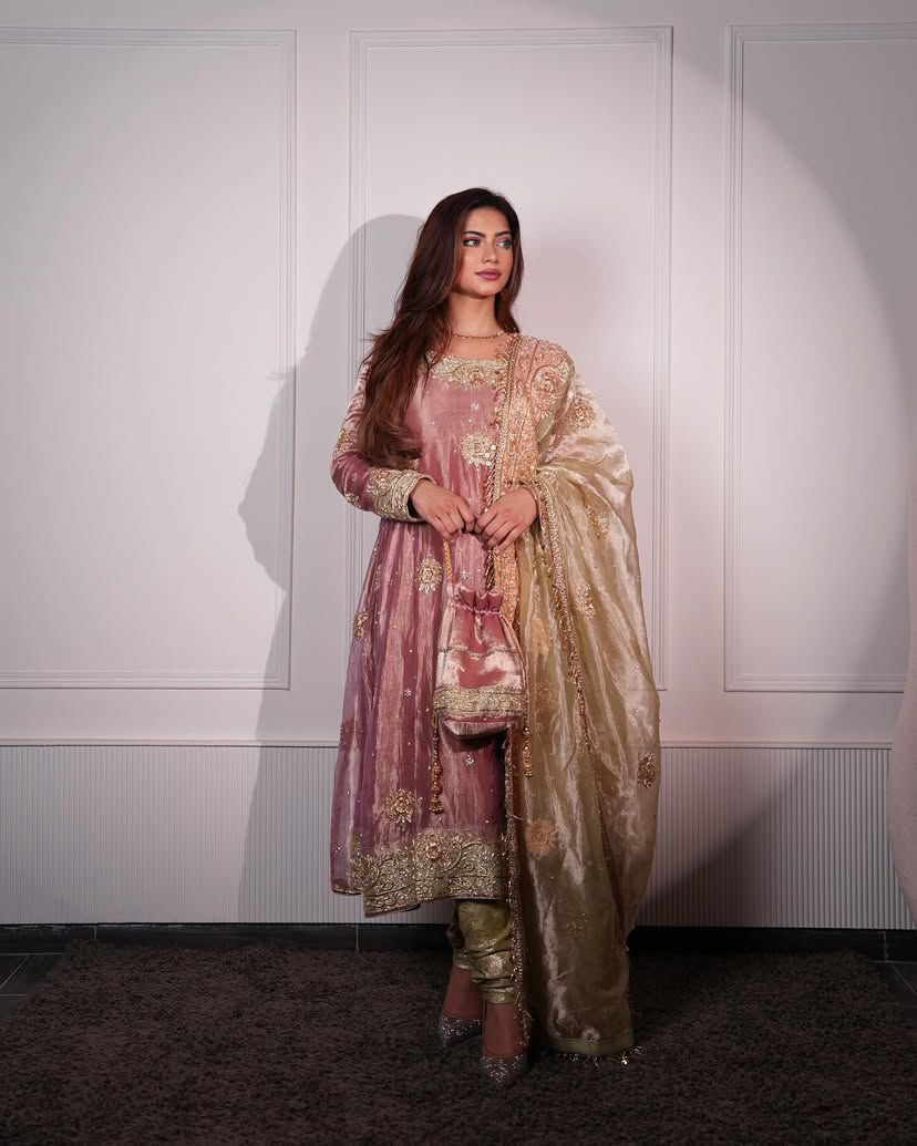 Afsana Velvet – A dreamy ensemble with luxurious details