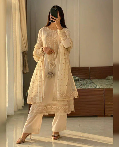 Zarisha Noor – A luminous blend of gold and intricate threadwork