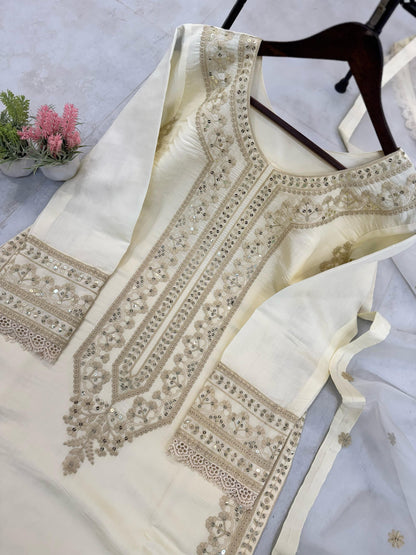 Zarisha Noor – A luminous blend of gold and intricate threadwork