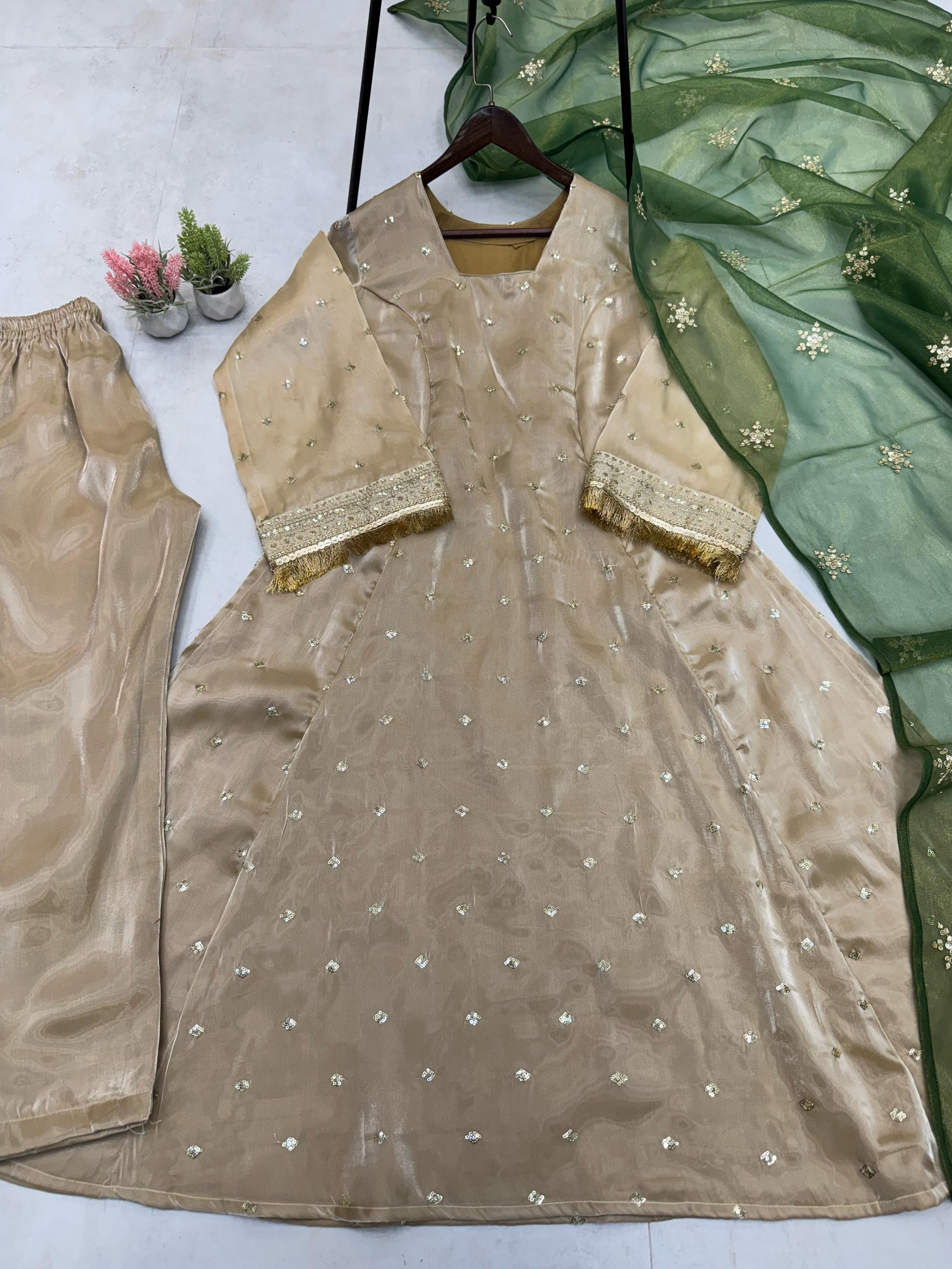 Roohani Noor – Ethereal elegance with a touch of shimmer