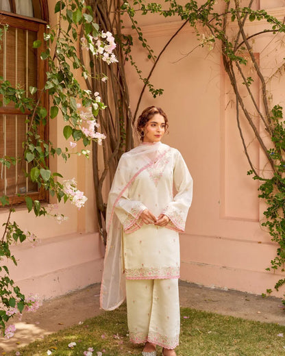 Gulzar Élan – A floral masterpiece with elegant embellishments