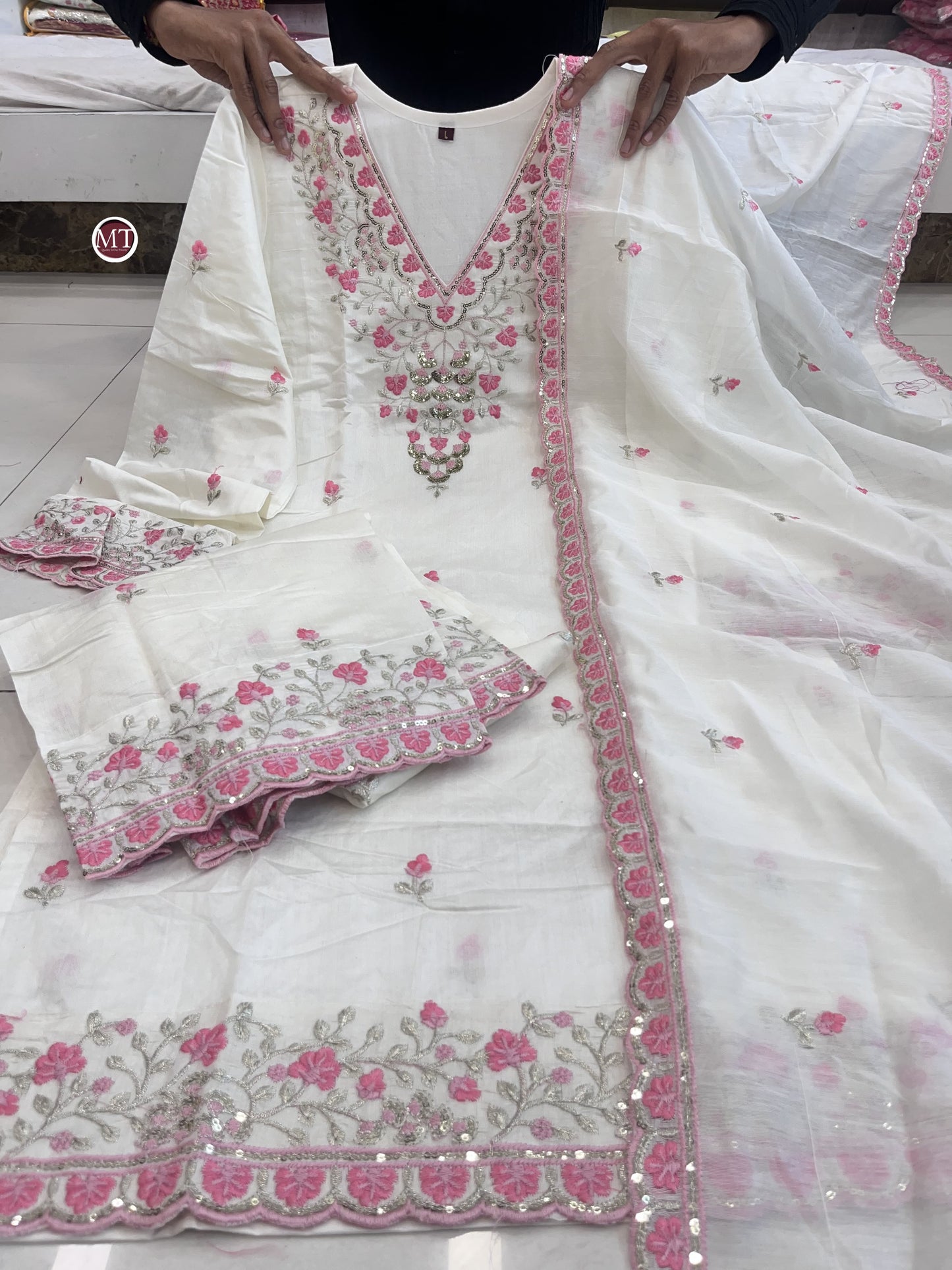 Gulzar Élan – A floral masterpiece with elegant embellishments