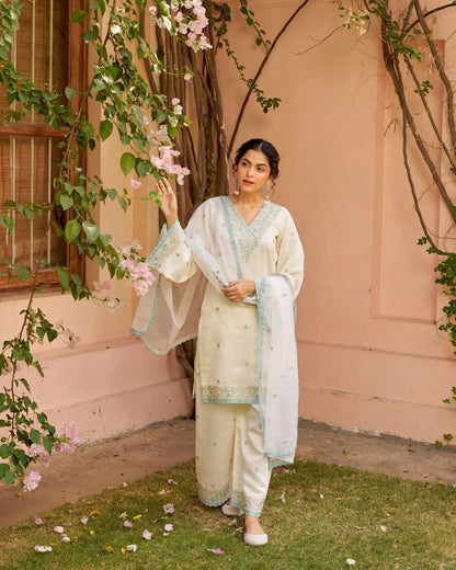 Gulzar Élan – A floral masterpiece with elegant embellishments