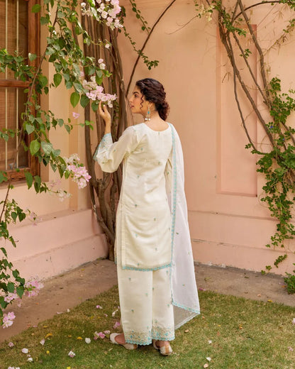 Gulzar Élan – A floral masterpiece with elegant embellishments