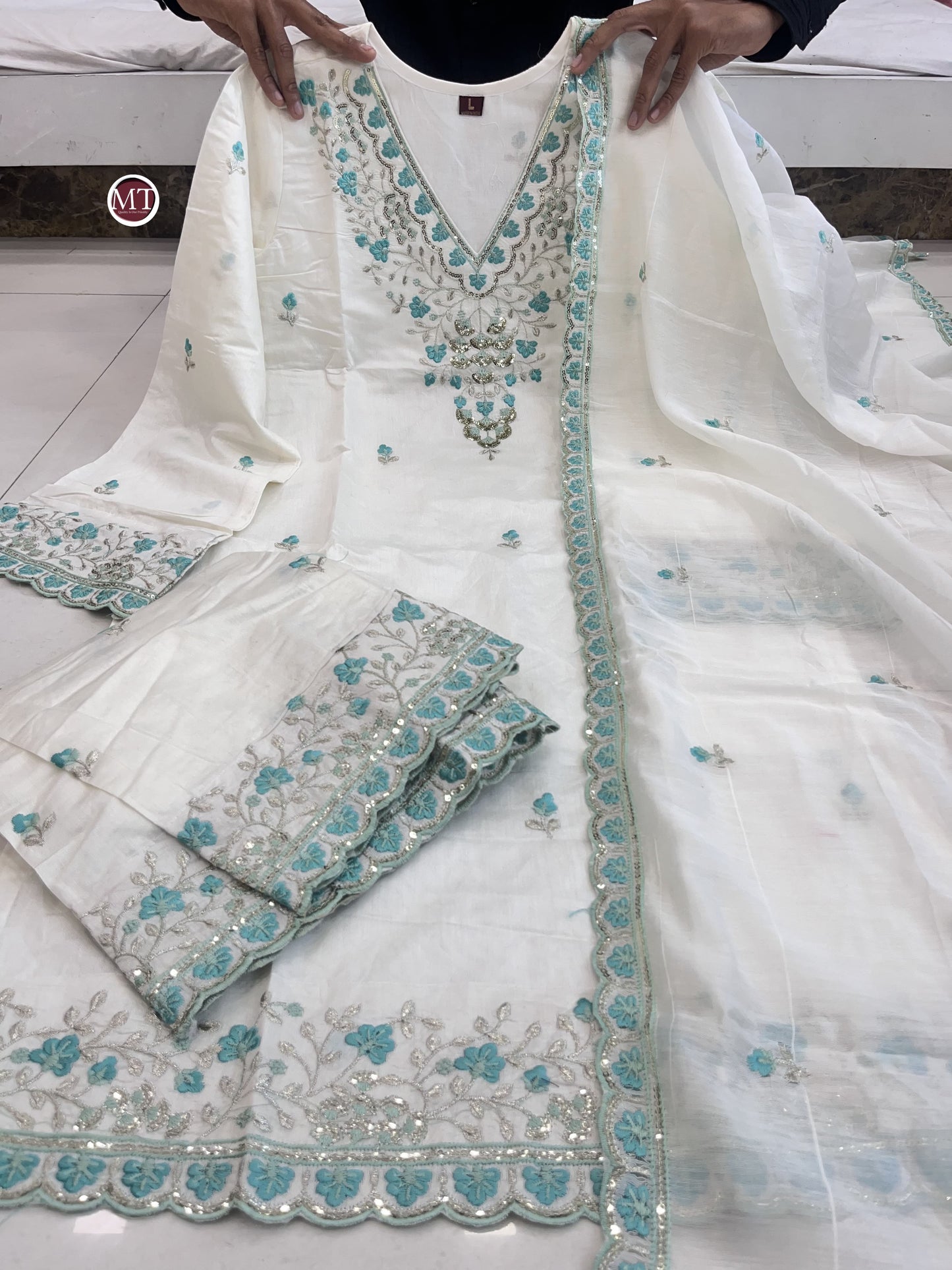 Gulzar Élan – A floral masterpiece with elegant embellishments