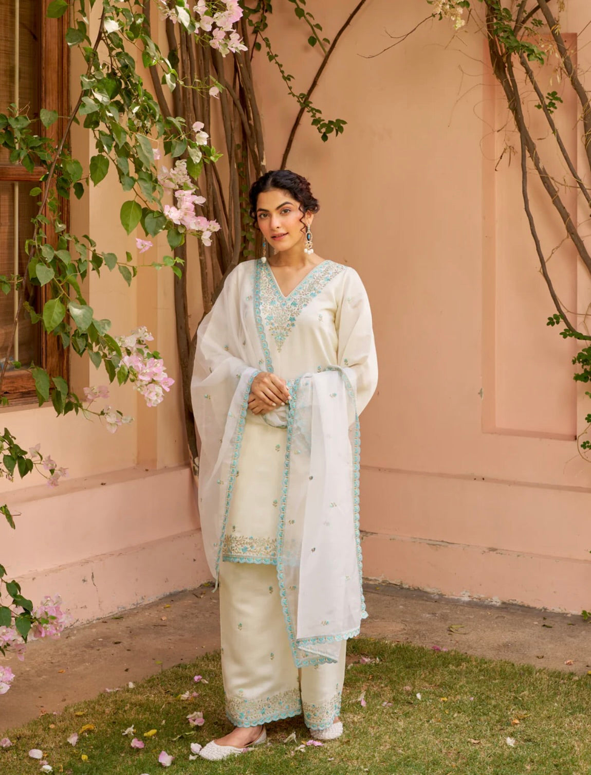 Gulzar Élan – A floral masterpiece with elegant embellishments