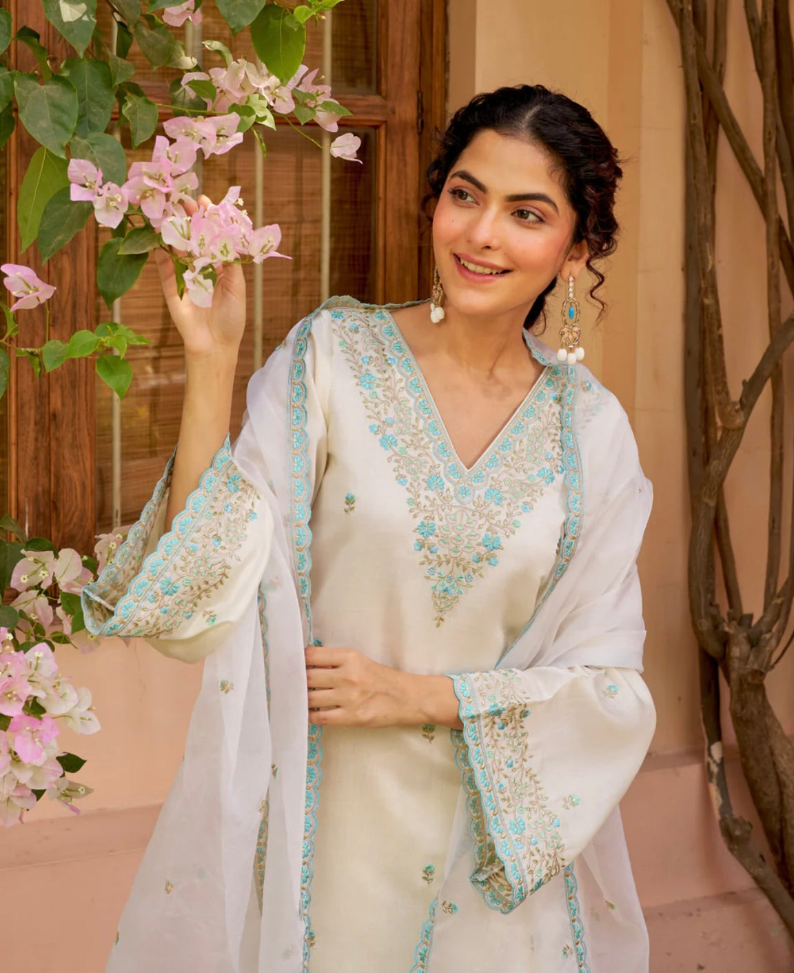 Gulzar Élan – A floral masterpiece with elegant embellishments