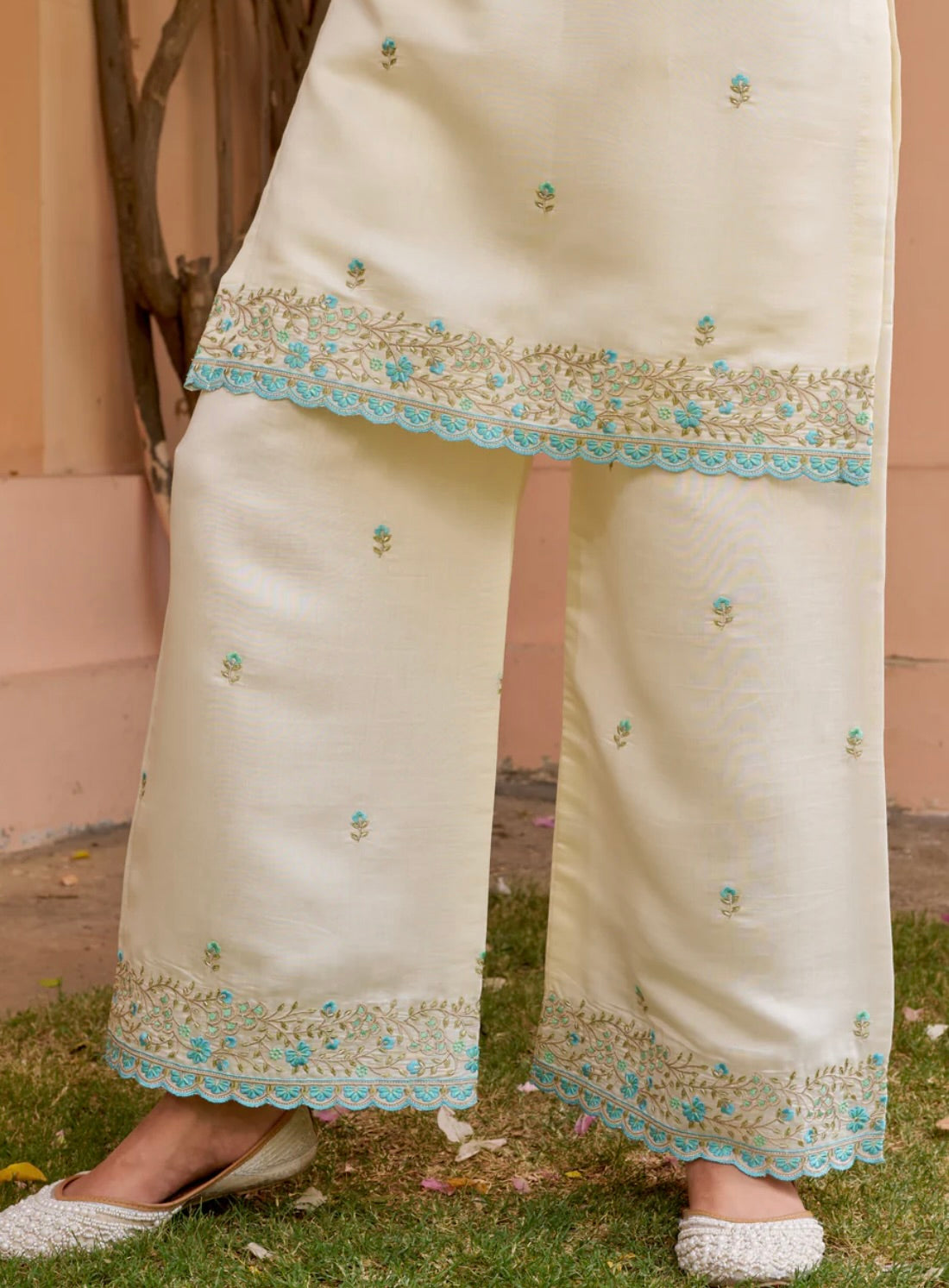 Gulzar Élan – A floral masterpiece with elegant embellishments