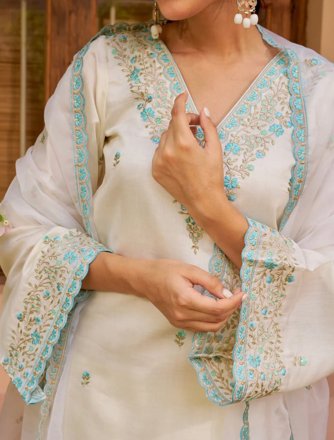 Gulzar Élan – A floral masterpiece with elegant embellishments