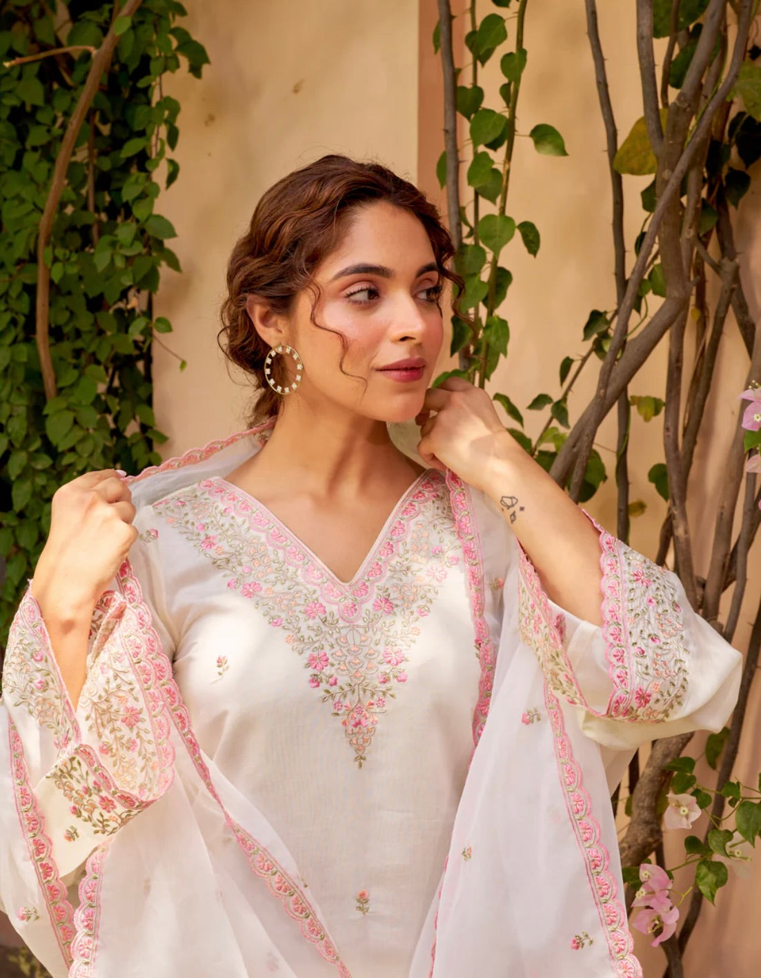 Gulzar Élan – A floral masterpiece with elegant embellishments