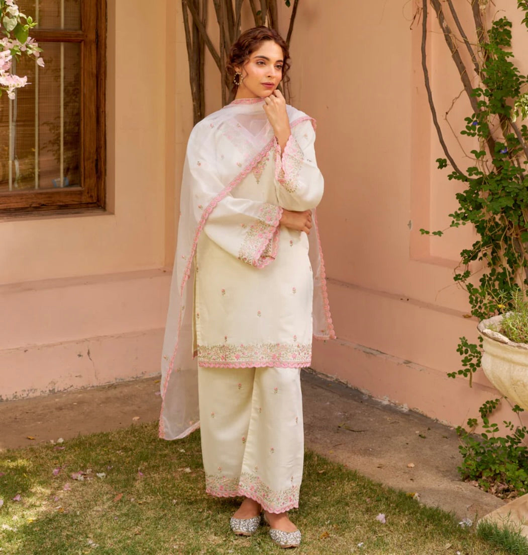 Gulzar Élan – A floral masterpiece with elegant embellishments