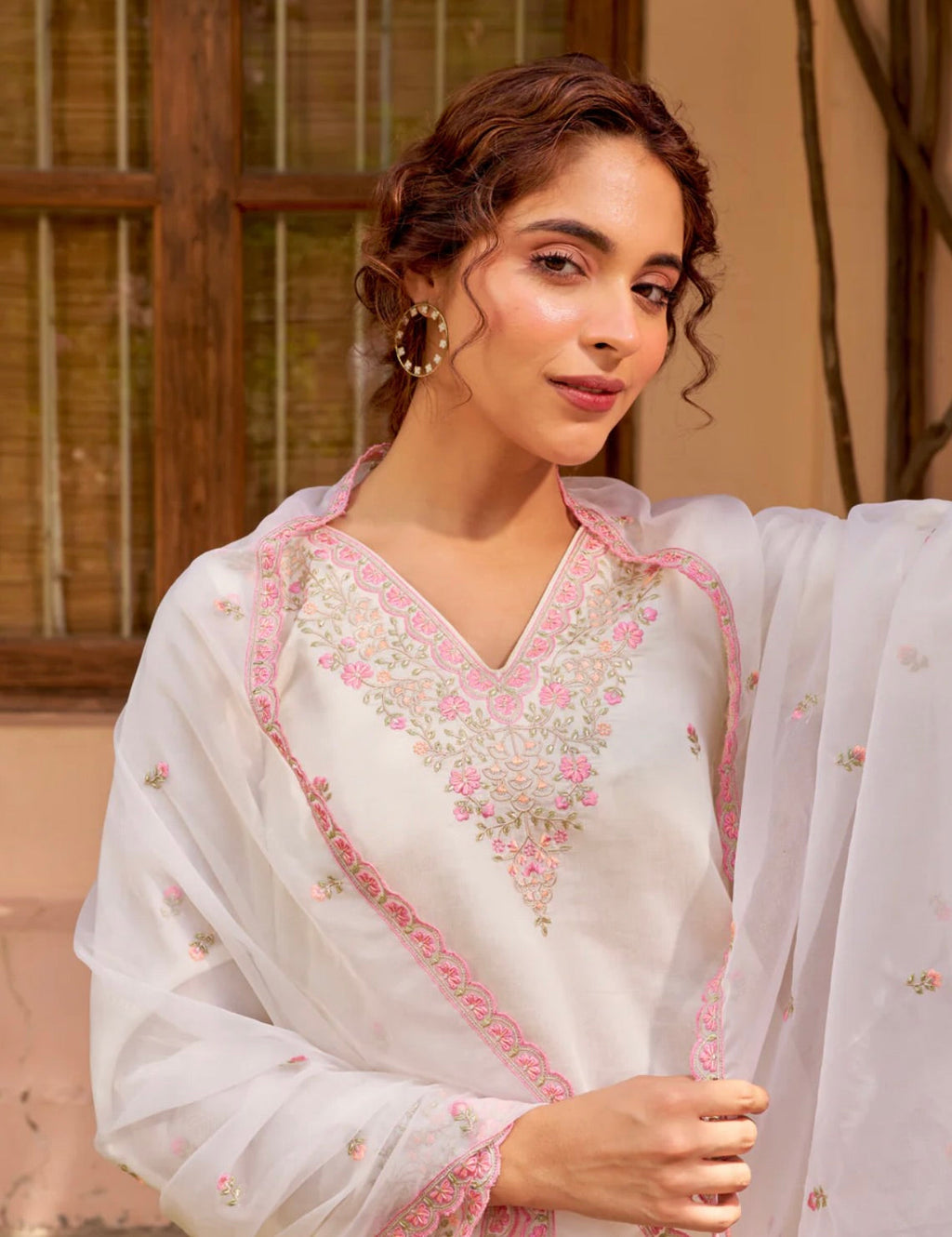 Gulzar Élan – A floral masterpiece with elegant embellishments