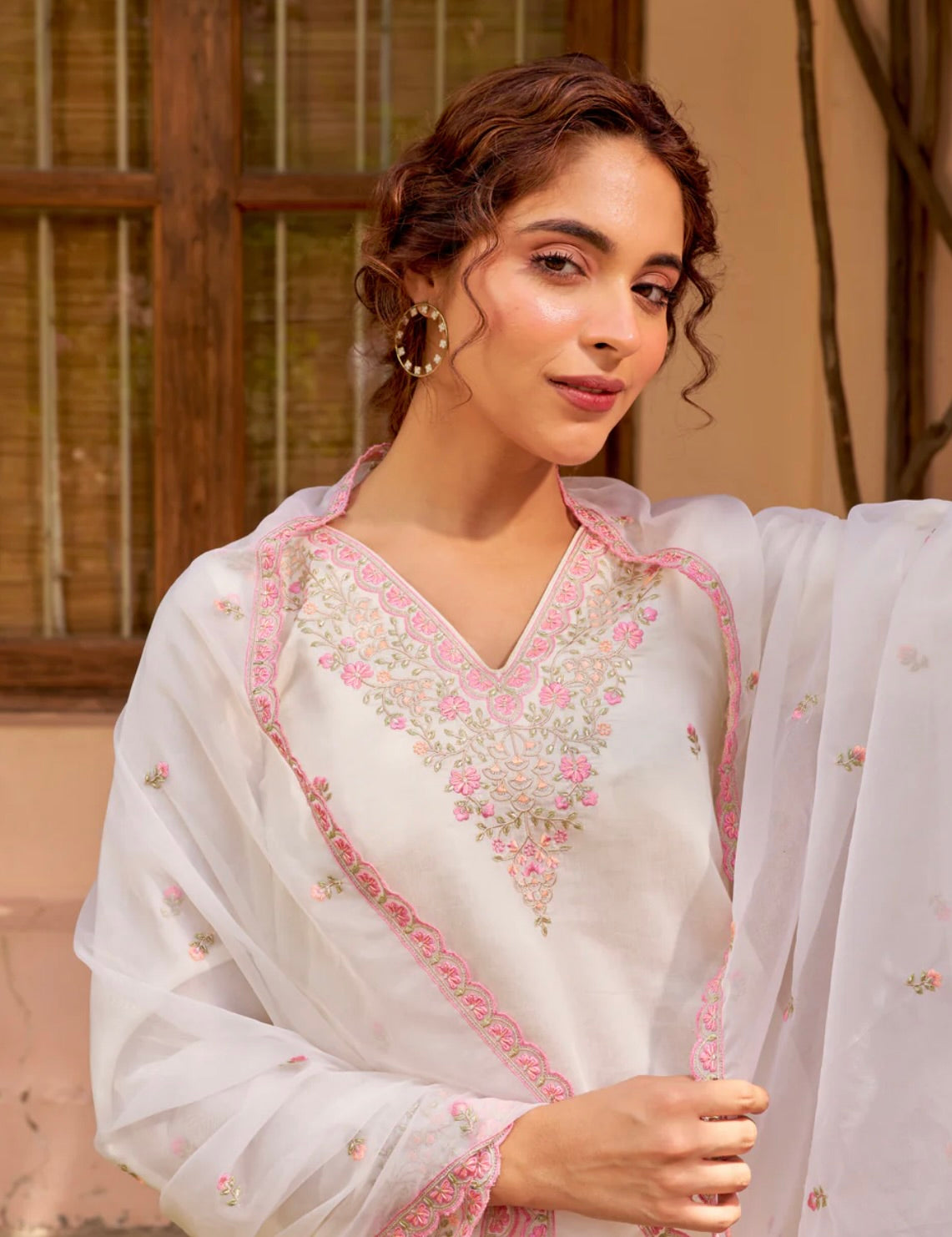 Gulzar Élan – A floral masterpiece with elegant embellishments