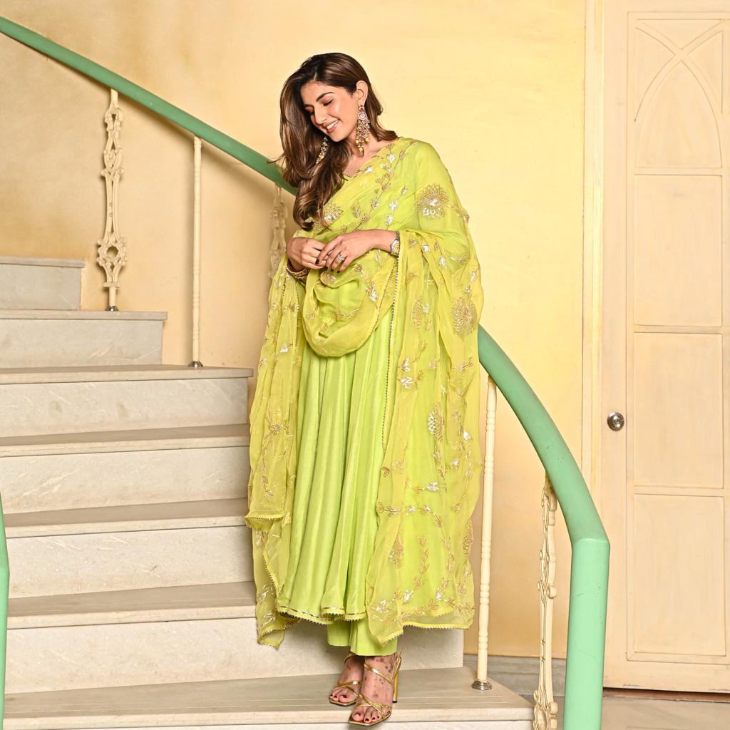 Nazakat Luxe – A timeless drape adorned with intricate lace