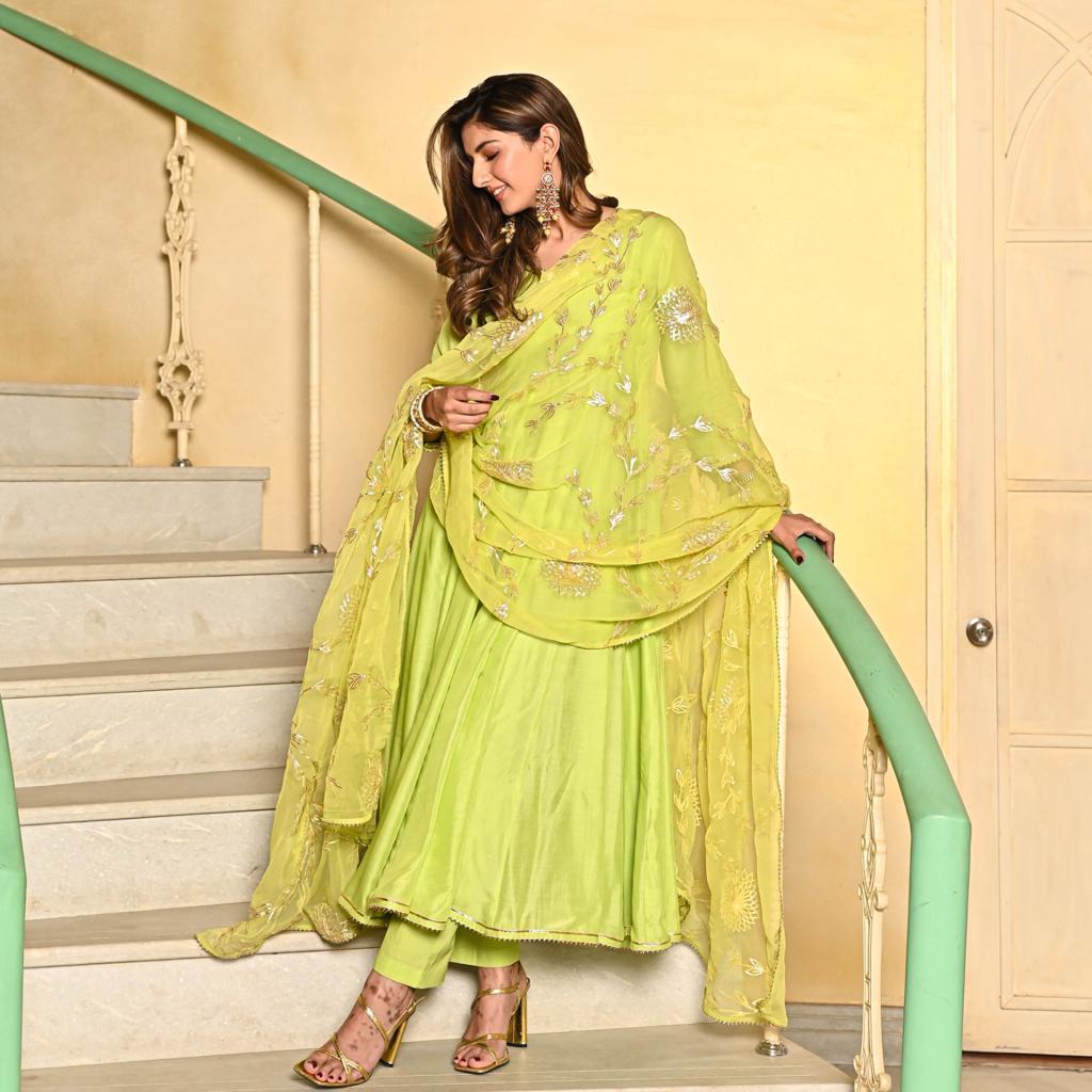 Nazakat Luxe – A timeless drape adorned with intricate lace